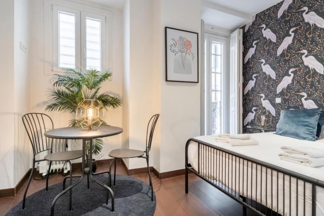 2 Bedrooms 2 Bathrooms Furnished - Malasana - Bright Stylish - Mintystay Madrid Exterior foto