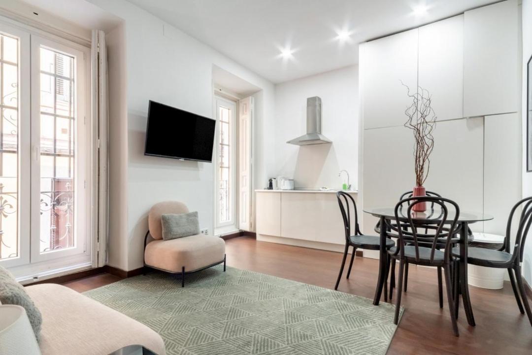 2 Bedrooms 2 Bathrooms Furnished - Malasana - Bright Stylish - Mintystay Madrid Exterior foto